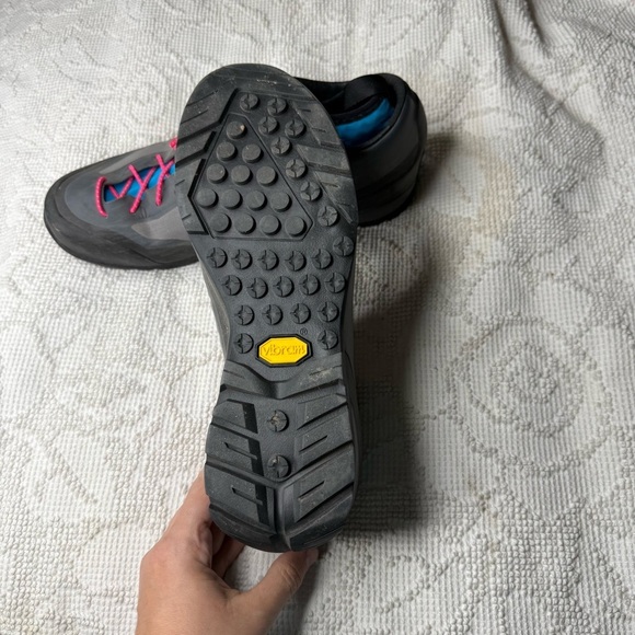 Arc'teryx Black and Pink Athletic Shoes size 9 - Picture 9 of 9